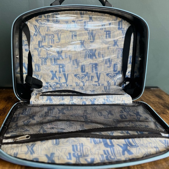 Vintage Roxy Light Blue Carry-On Suitecase - Picture 3 of 3